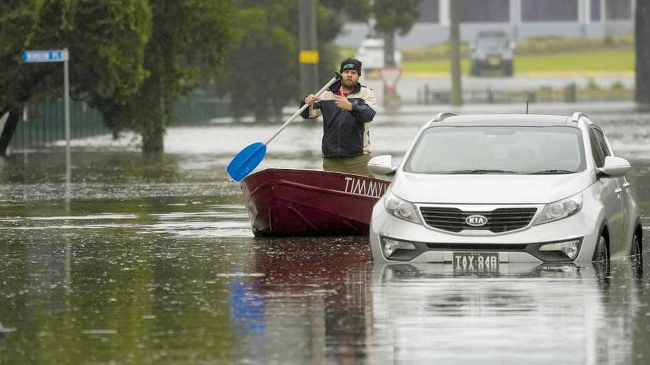 Floods worsen, thousands more flee Sydney homes