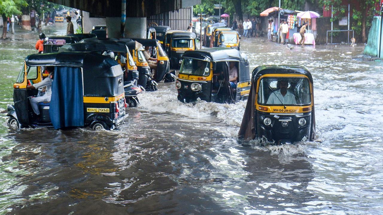 Retaining wall of lake collapses amid heavy rains in Thane