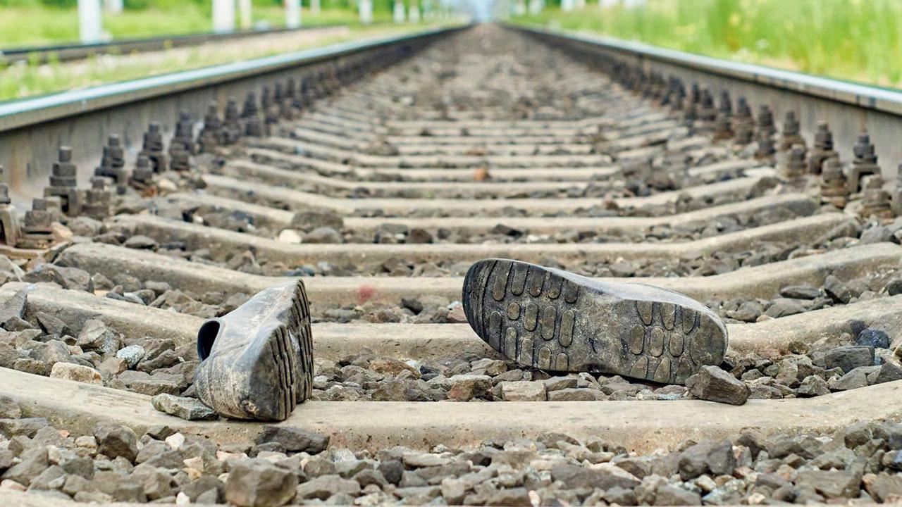 Maharashtra: Thief jumps off train near Manmad town to escape cops, dies