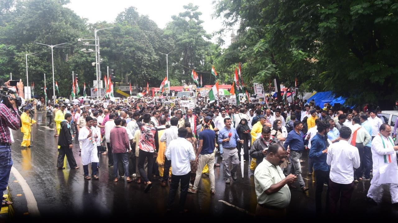 Mumbai Congress and Maharashtra Pradesh Congress workers protest near ED office, Ballard estate. Pic/Shadab Khan