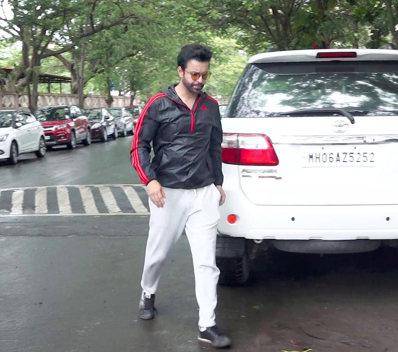Aamir Ali who worked with Deepesh in FIR reached the Hindu Crematorium for Deepesh's last rites