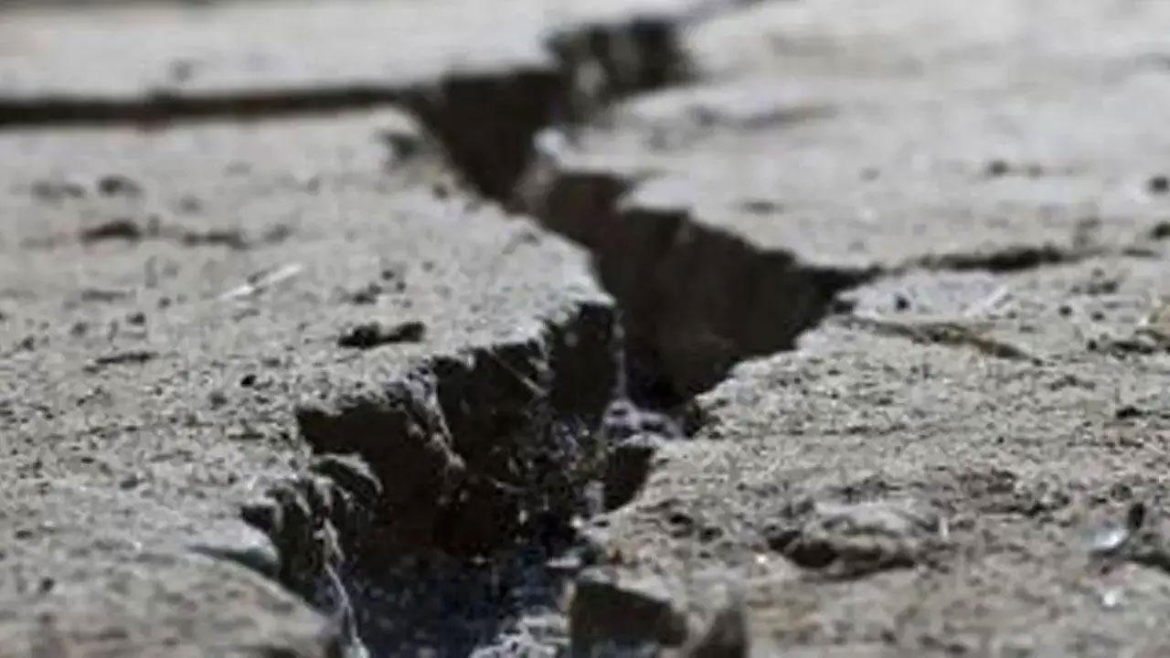 Maharashtra: Cracks seen in ground in Mulshi tehsil of Pune
