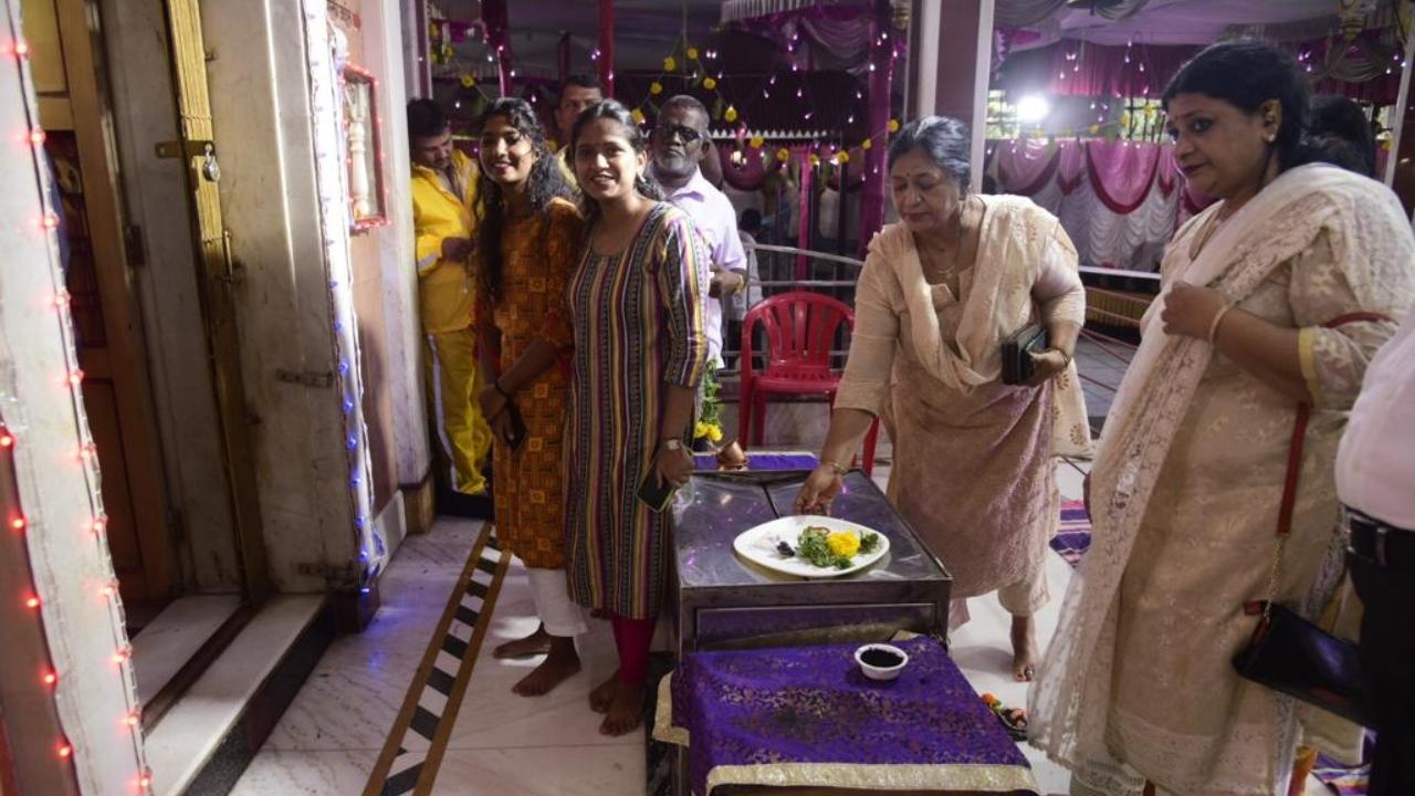Mumbaikars were also seen offering prayers on the eve of Ashada Ekadashi 