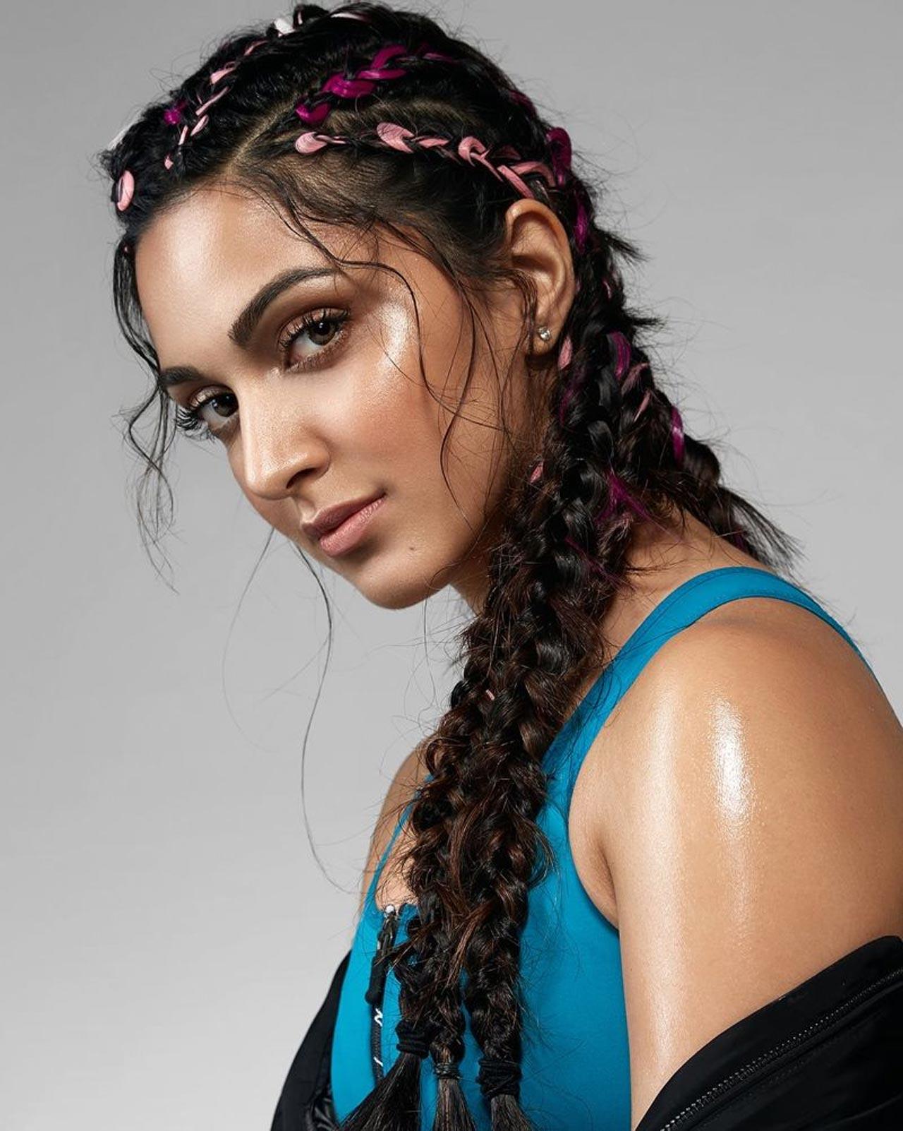 Kiara Advani being the new age actress has done a lot of work in the industry and therefore is followed by many people for her styling. In this, she looks stunning in her messy bohemian braid which compliments her minimal attire to the T