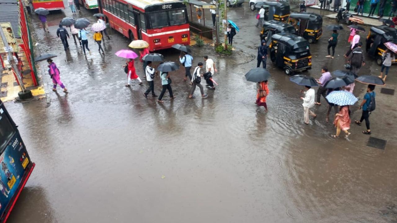 The MeT department has predicted a wet spell for Mumbai on Wednesday and Thursday. Pic/Sameer Abedi