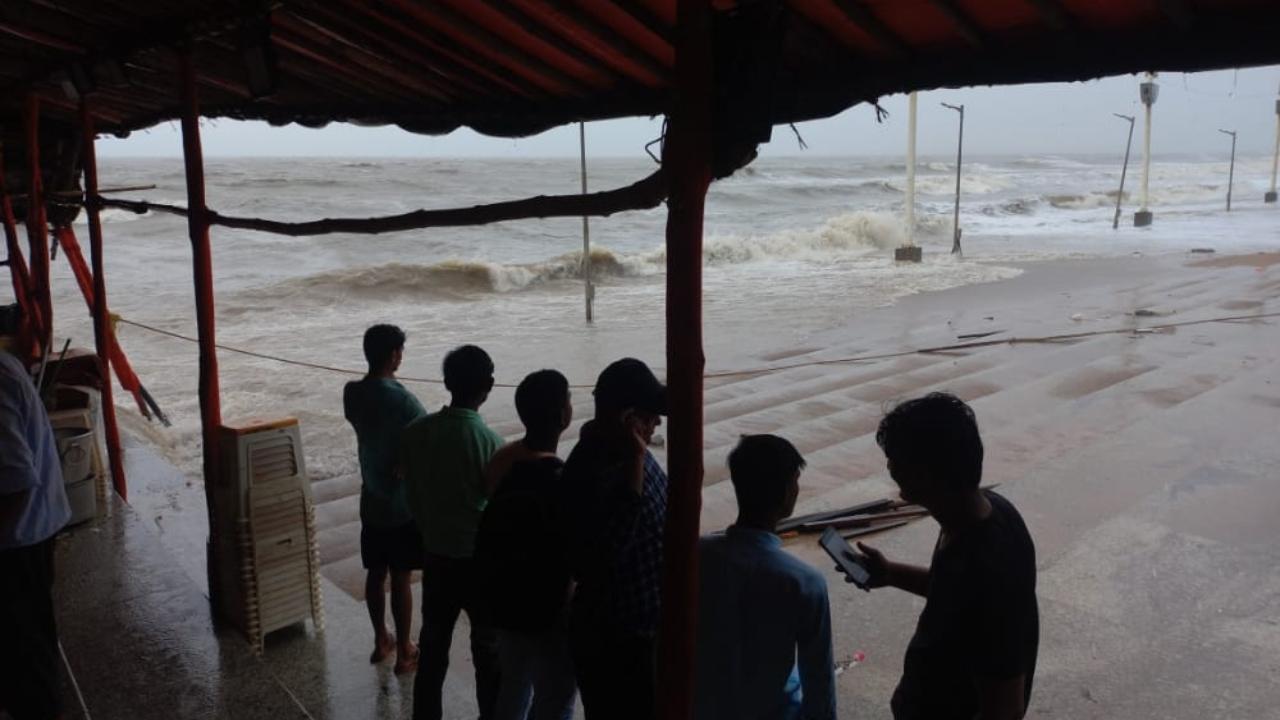 Citizens watchout for high tide at Juhu Chowpatty in Mumbai. Pic/Sameer Abedi