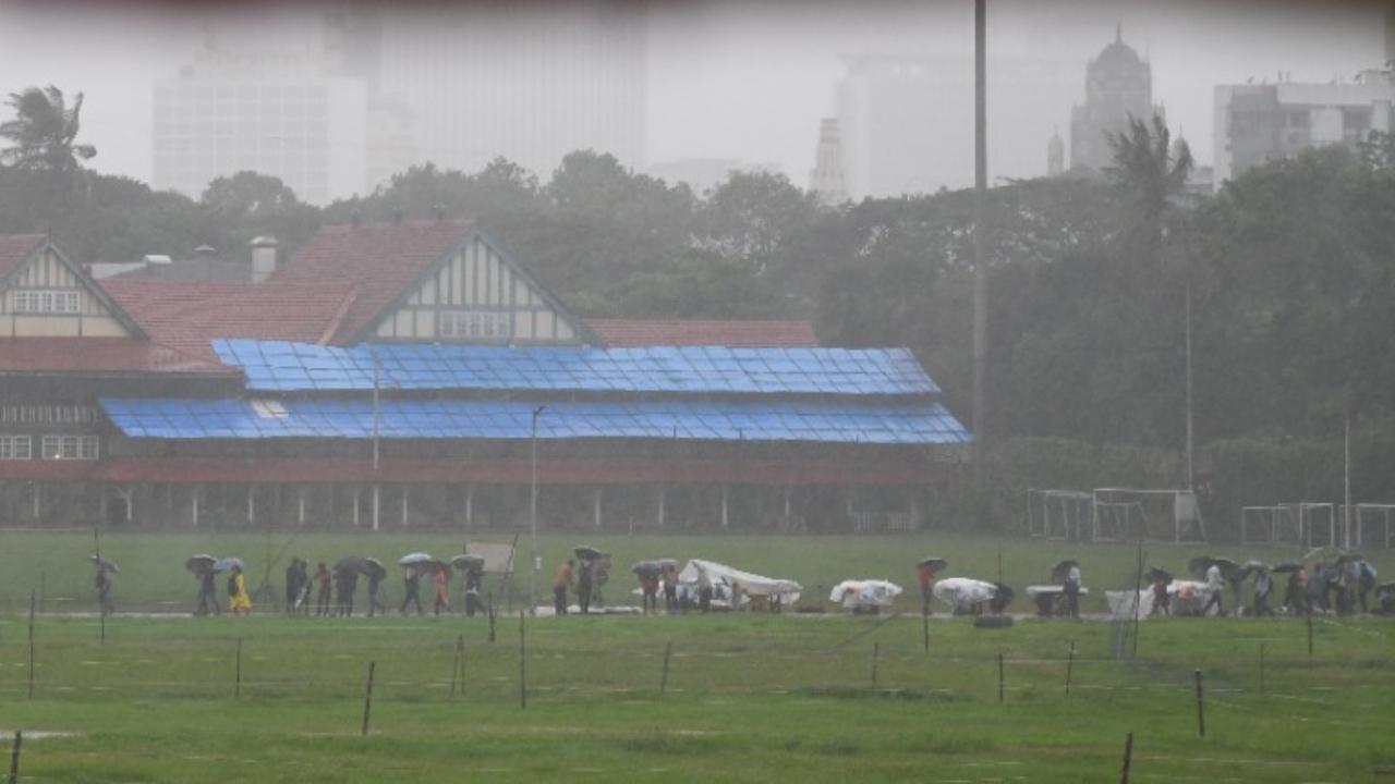 People walking in the heavy rain. IMD issued a red and orange alert in several parts of Maharashtra. Pic/Ashish Raje