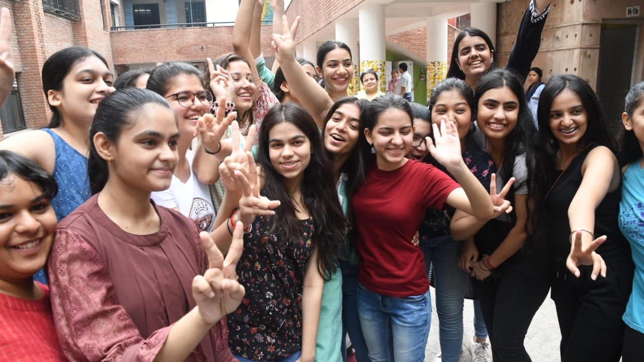 Girls have outshined boys by 3.29 per cent in the Class 12 CBSE board. Pic/Pallav Paliwal