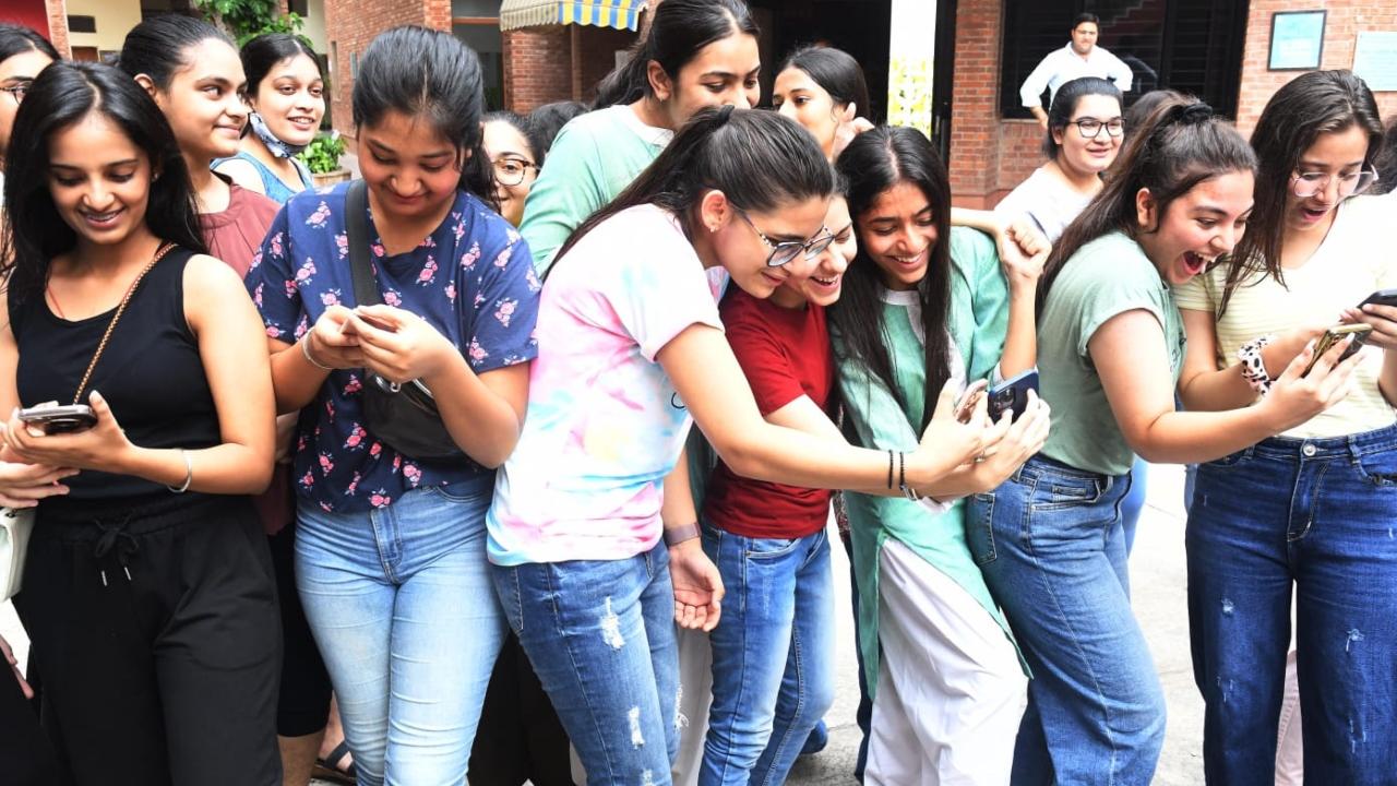 Over 21.09 lakh regular candidates had registered for the Class-10 exam this year, of whom 20.93 lakh had appeared in it. Pic/Pallav Paliwal