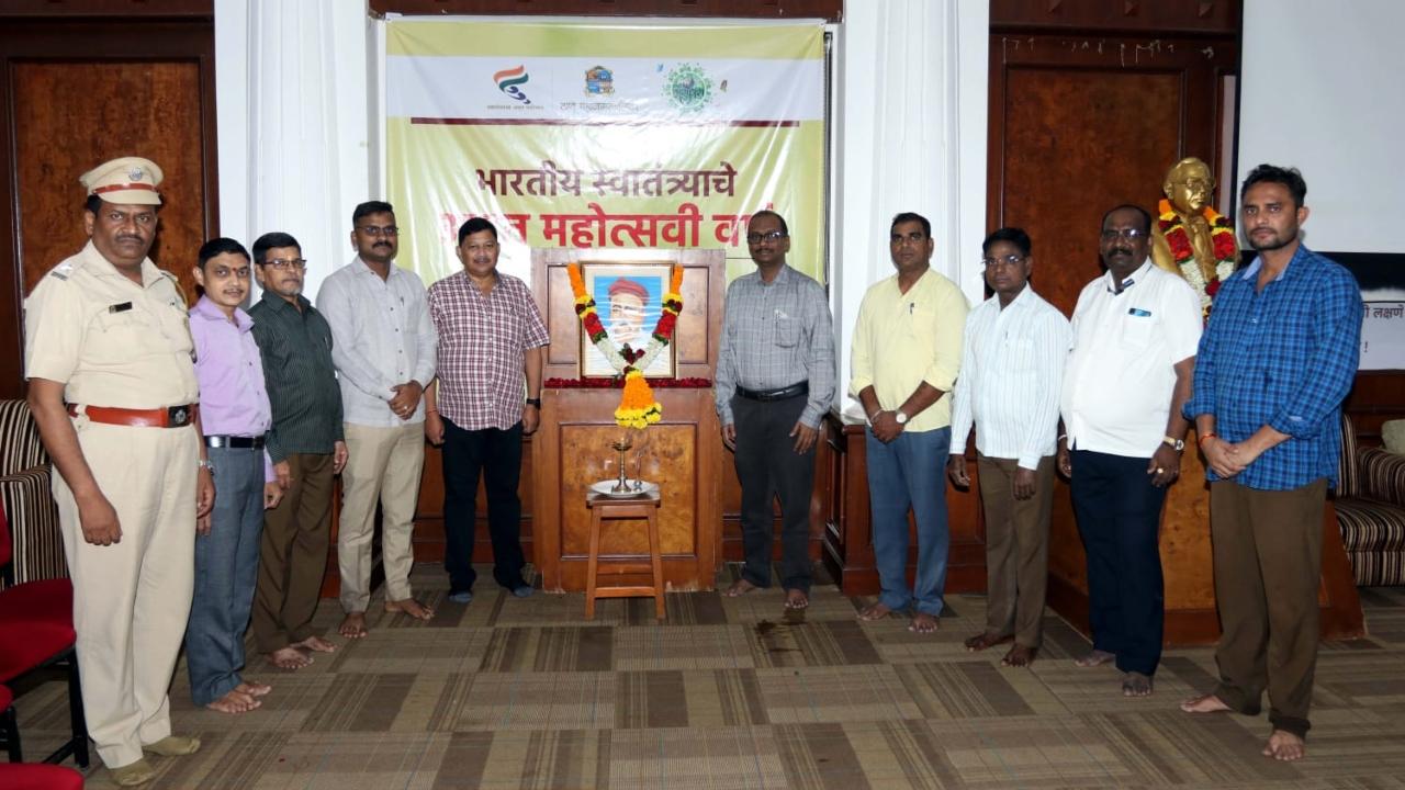 Thane Municipal Corporation officials paying tribute to freedom fighter Bal Gangadhar Tilak on his birth anniversary