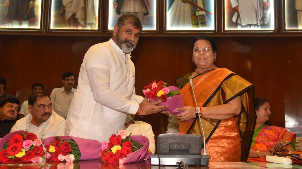 Mumbai: 10 newly-elected MLCs take oath in Maharashtra