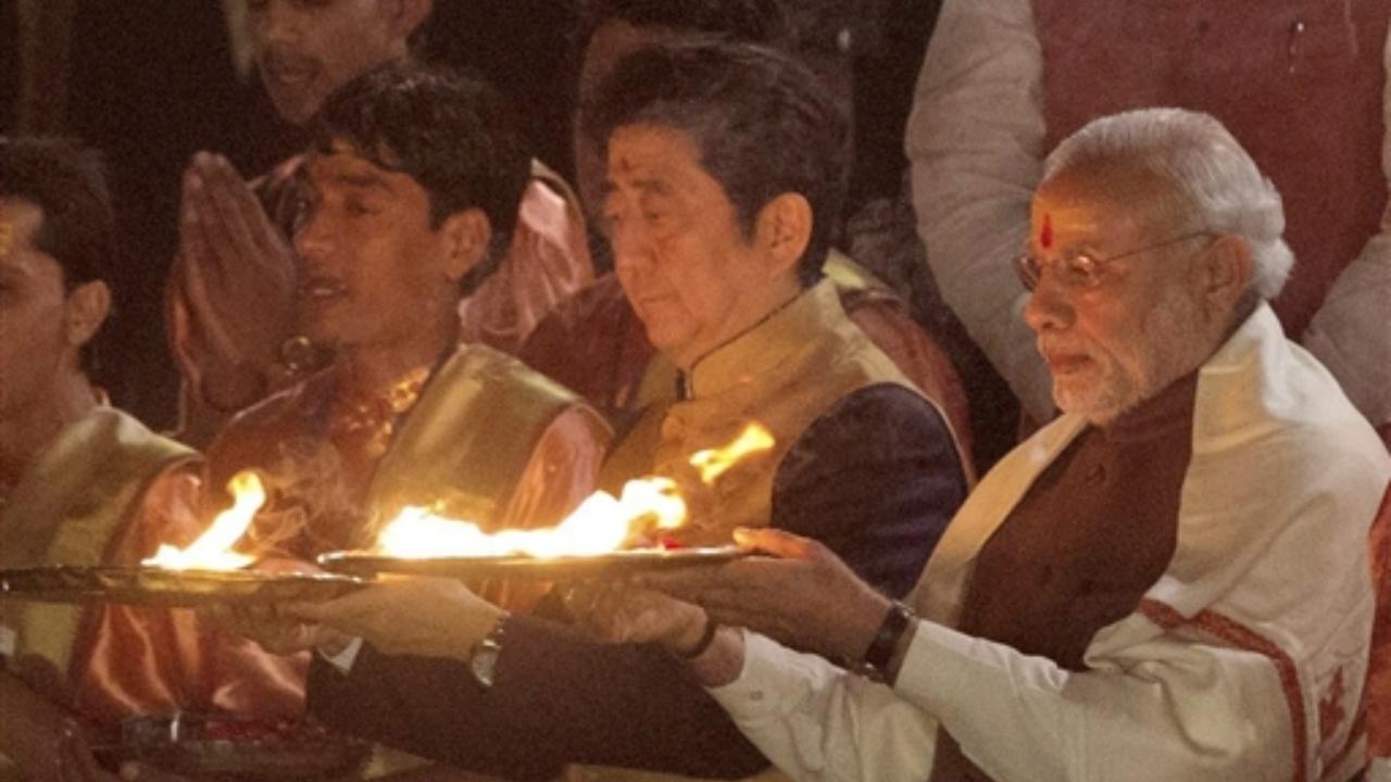Varanasi: On December 12, 2015, former Japanese Prime Minister Shinzo Abe and PM Narendra Modi participated in the 'Ganga Arti' in Varanasi, Uttar Pradesh. Shinzo Abe passed away on Friday morning, July 8, 2022, after being shot while campaigning for a parliamentary election in the Nara region. Pic/PTI 