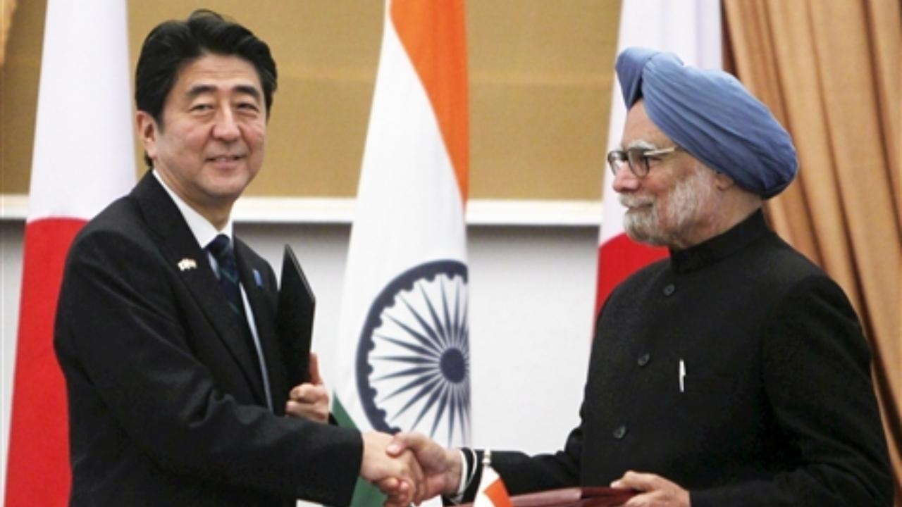Former Prime Minister Manmohan Singh and his Japanese counterpart Shinzo Abe in Delhi. Pic/PTI