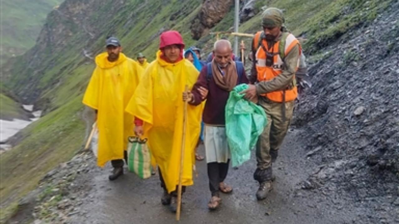 Police, Indian Army and ITBP personnel launched a rescue operation. Pic/PTI