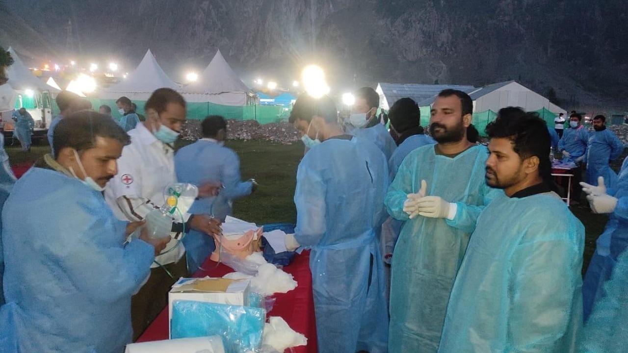 Medical workers treating injured yatris at base camp near Amarnath cave shrine. Pic/Pallav Paliwal