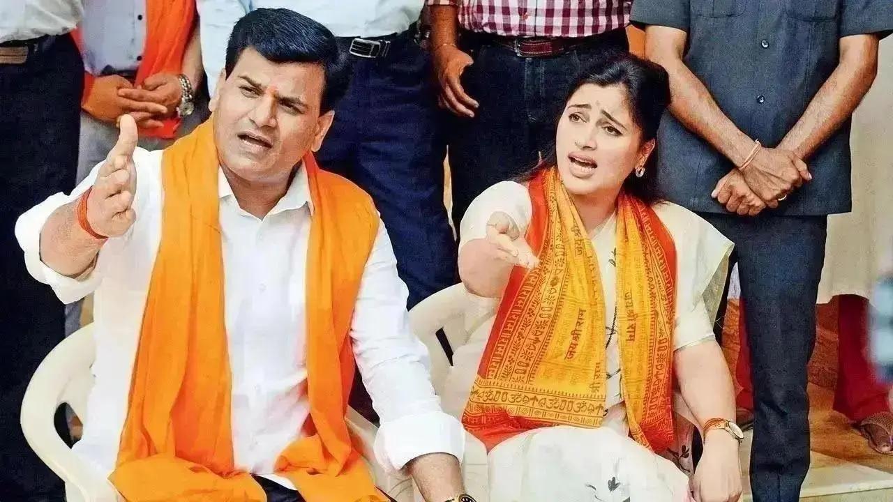 Maha: Rana couple recite Hanuman Chalisa in front of Kolhe's Amravati home; seek that killers be hanged in public