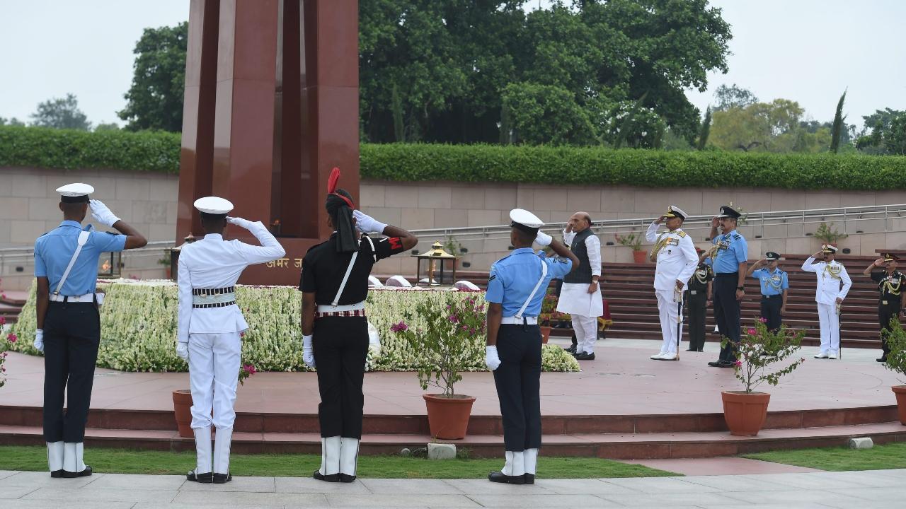 Union Defence Minister Rajnath Singh with Army Chief General Manoj Pande (unseen), IAF Chief Air Chief Marshal VR Chaudhari and Navy Chief Admiral R Hari Kumar pay homage at the National War Memorial on the occasion of Kargil Vijay Diwas, in New Delhi. Pic/PTI