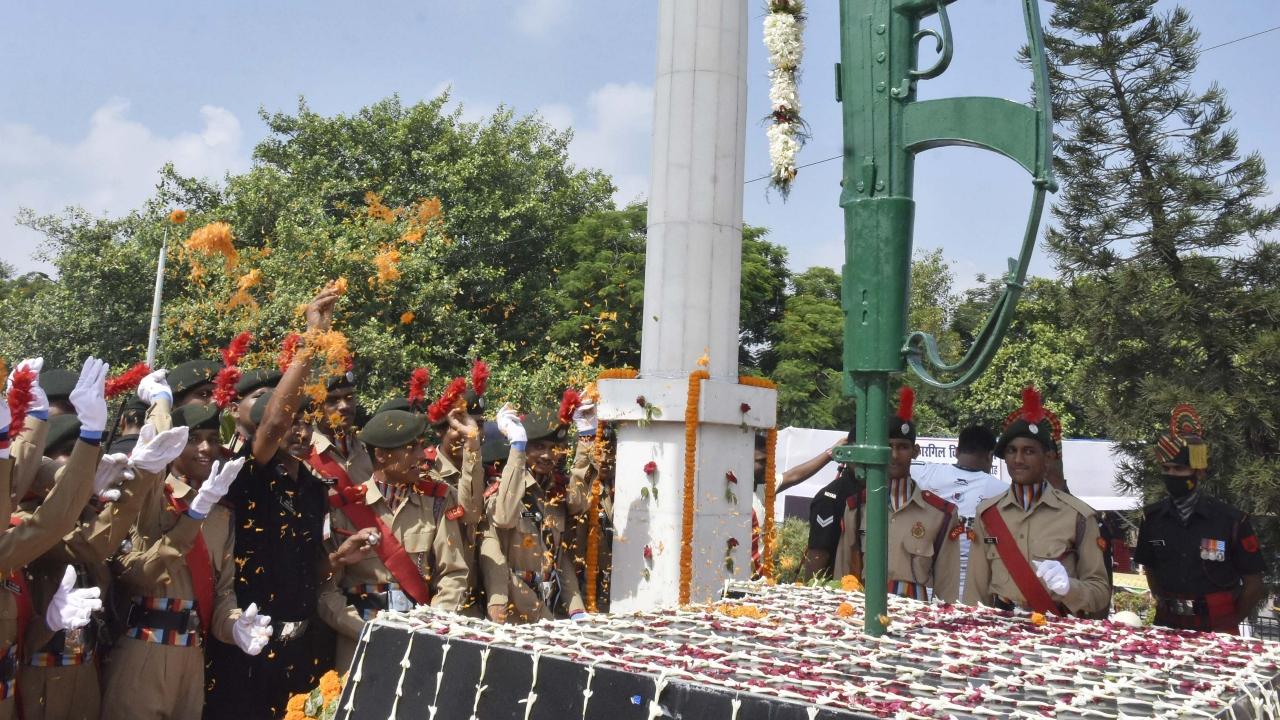 NCC cadets pay tributes at Shaheed-e-Kargil memorial on the occasion of Kargil Vijay Diwas, in Patna, Tuesday. Pic/PTI