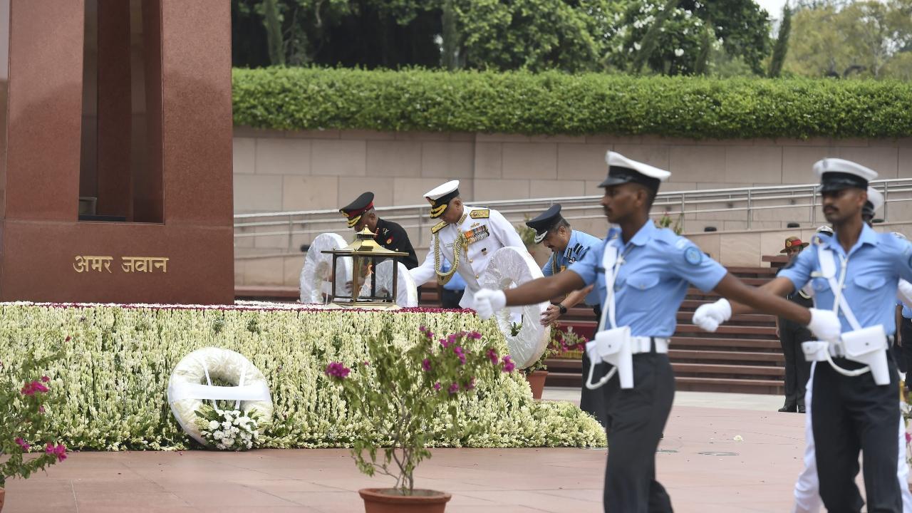Army, Navy, Air Force personnel pay respects at National War Memorial on the occasion of Kargil Vijay Diwas. Pic/PTI