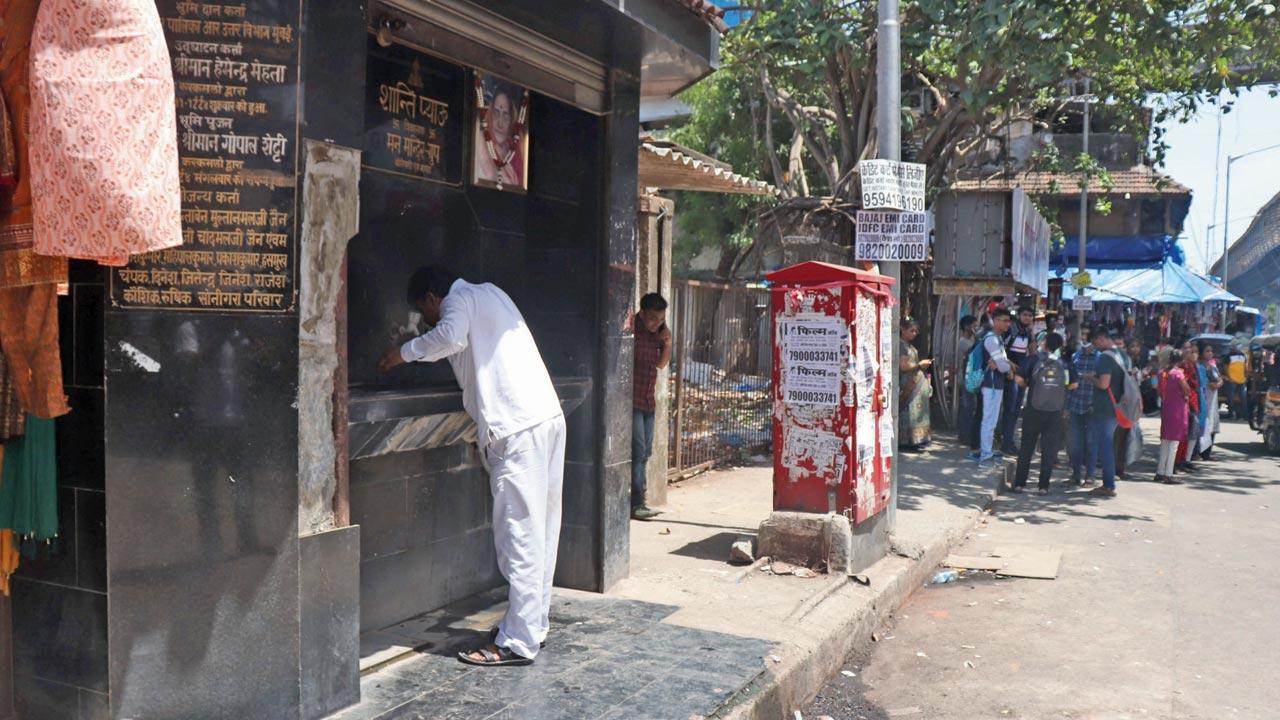 A drinking water kiosk has been built on a footpath at Borivli West. Pics/Anurag Ahire