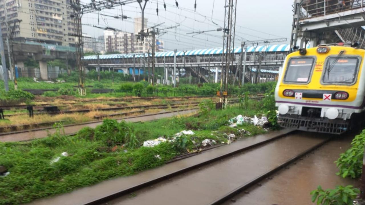 Kurla-Vidyavihar railway tracks flooded after heavy downpour in the city. Pic/Sameer Abedi