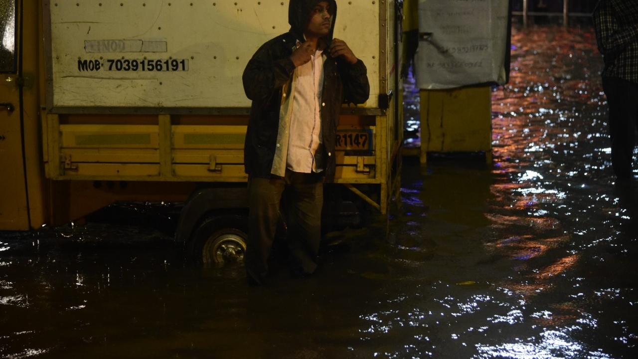 Waterlogging was also witnessed in several low-lying areas of the city due to heavy downpour. The Mumbai Traffic Police tweeted and said the Andheri subway had to be temporarily shut due to waterlogging. During this, the Traffic was diverted to Gokhale Road. Water logging was also noticed at some parts of Dadar TT area. Pic/ Atul Kamble