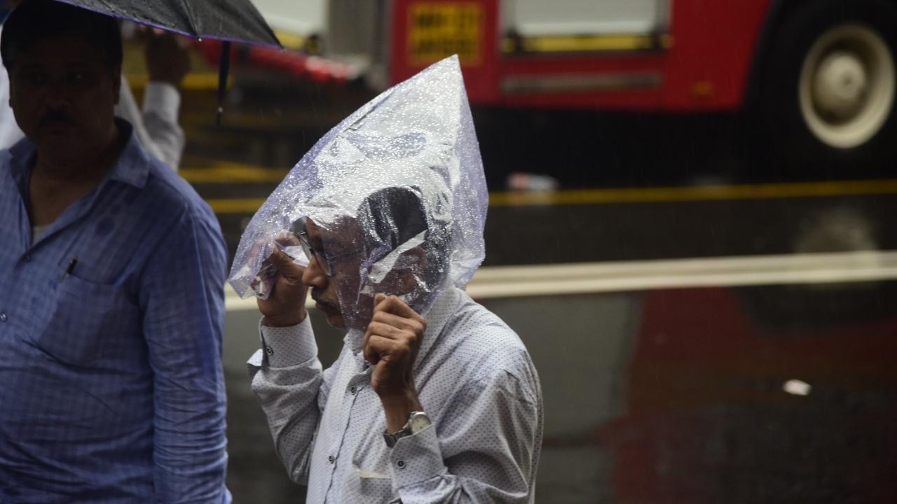 The IMD Mumbai has predicted moderate to heavy rain in the city and suburbs, besides the possibility of very heavy to extremely heavy rainfall at isolated places for the next 24 hours. Pic/Atul Kamble