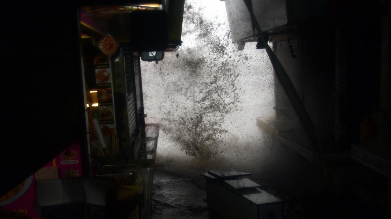 Mumbai witnessed a high tide of 4.82 metre expected at 12.33 pm and a low tide of 1.53 metre is likely to occur at 4.43 pm today. Pic/Sameer Abedi