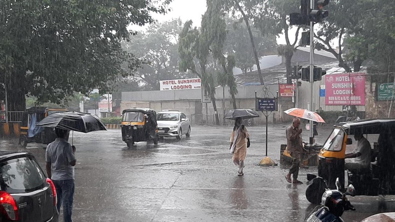 There is a possibility of very heavy to extremely heavy rainfall at isolated places. Occasional strong winds reaching 45-55 kmph gusting to 60 kmph is very likely, said Brihanmumbai Municipal Corporation (BMC). Pic/Satej Shinde