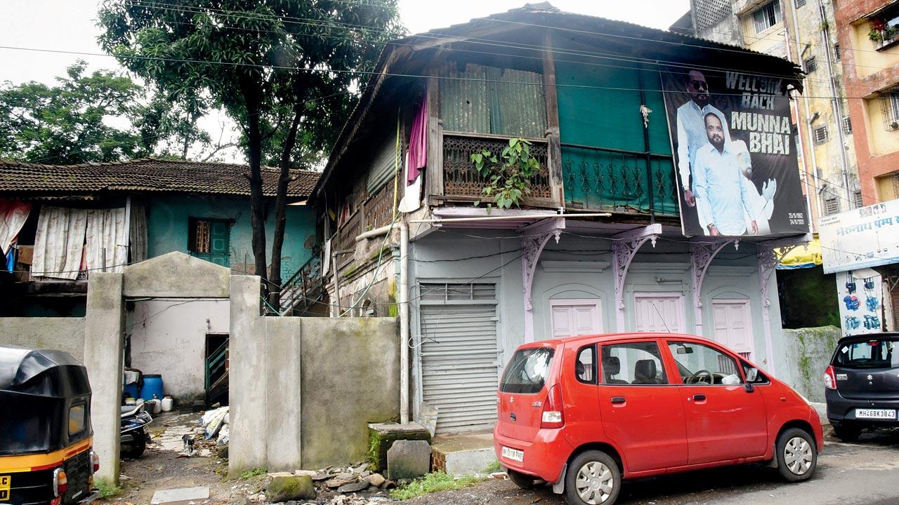Beig Wada, one of the oldest wadas, was built in 1880 by Dakhani Muslim Yakub Isab Beig. He was a prominent businessman and also built the Mominpada Masjid  across the street