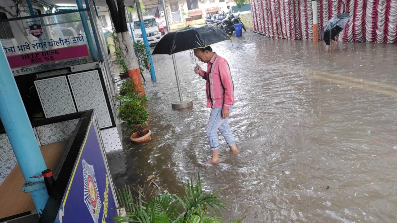 Waterlogging at Nehru Nagar Police station. Pic/Anurag Kamble
 