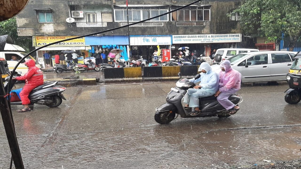 Commuters traveling amidst heavy rains in Kalyan. Pic/Satej Shinde