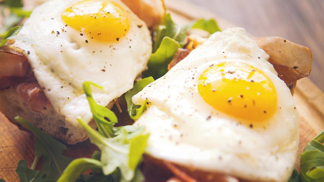 Breakfast: It is a heavy meal comprising six eggs with toast.