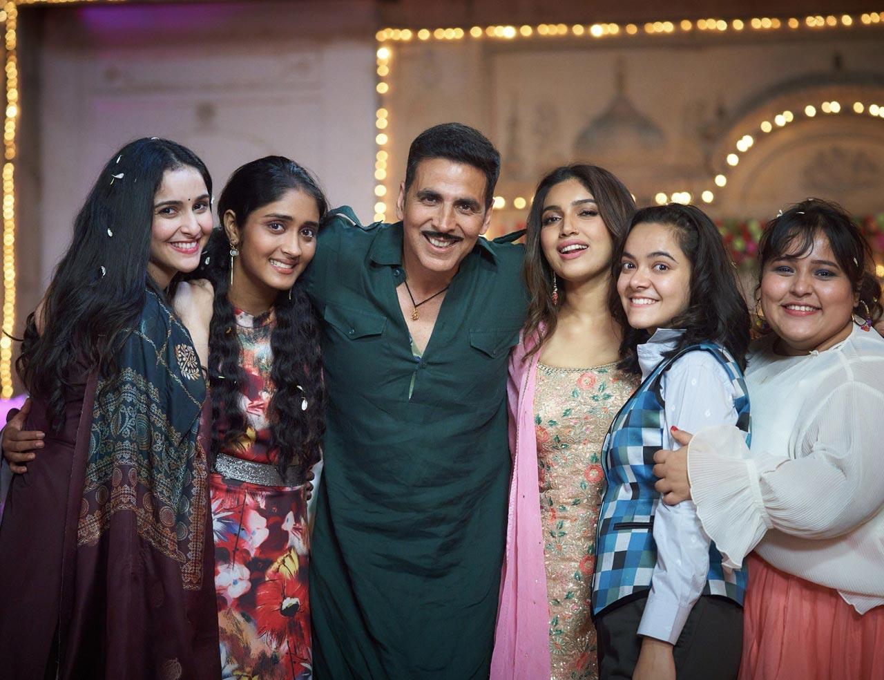Akshay Kumar essays the role of Lala Kedarnath, the eldest and the only brother of four sisters. He runs a chaat shop and has the responsibility of getting all his sisters married. He made a promise to his mother on her death bed that he would get married only after his sisters are married. 
