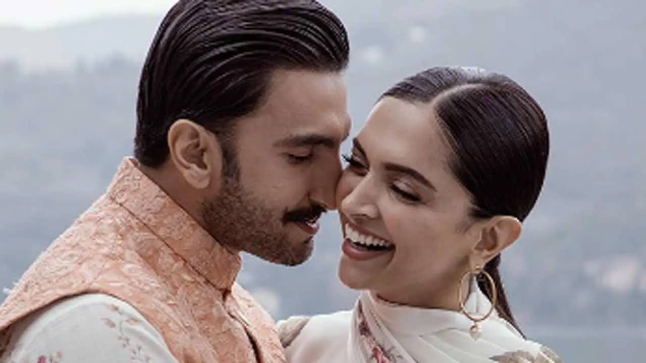 Ranveer Singh and Deepika Padukone are currently in the US, working and chilling together just like any other 'it couple' of Bollywood. Recently, Deepika and Ranveer were seen at singer Shankar Mahadevan's concert and several videos of them enjoying the latter's musical performance have been doing the rounds on the internet. Read the full story here