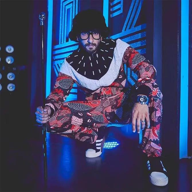 During the promotions of Gully Boy, Ranveer Singh made some noise with his out-of-the-world fashion, and it left the entire town talking about the actor, and his overboard attires. In one of his promotional events, Ranveer was seen donning a red-black-white tracksuit, and he completed his look with a skull cane