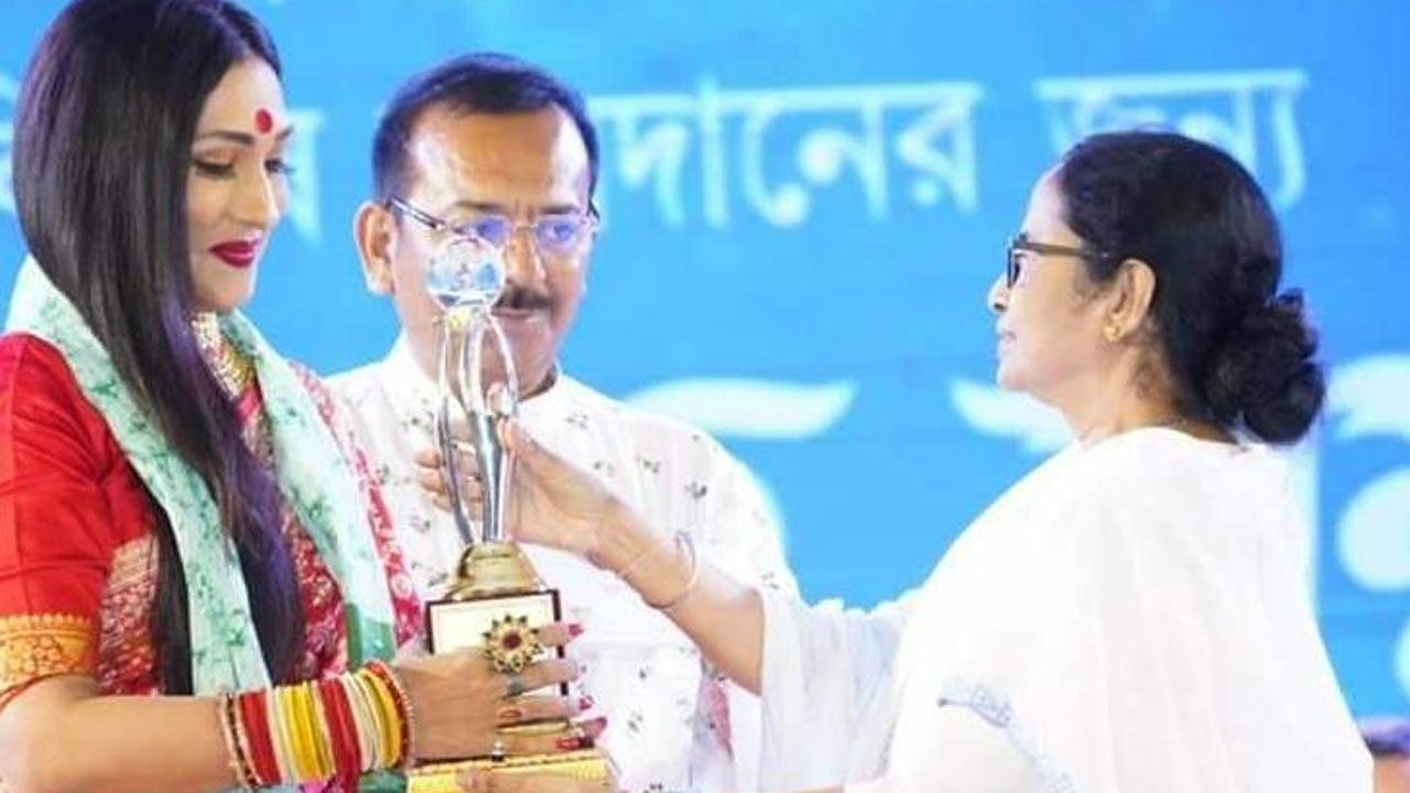 Rituparna Sengupta honoured with Bengal’s Highest Civilian Award from West Bengal Chief Minister, Mamta Banerjee