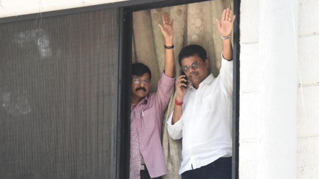 Hours later Raut was seen at a window of his house. He was accompanied by his brother, Shiv Sena MLA Sunil Raut. Pic/ Sameer Markande.