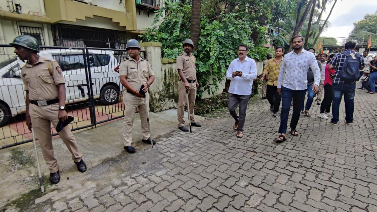 Soon after the ED officials reached Shiv Sena MP Sanjay Raut's house several party workers turned up at his residence. Pic/ Sameer Markande