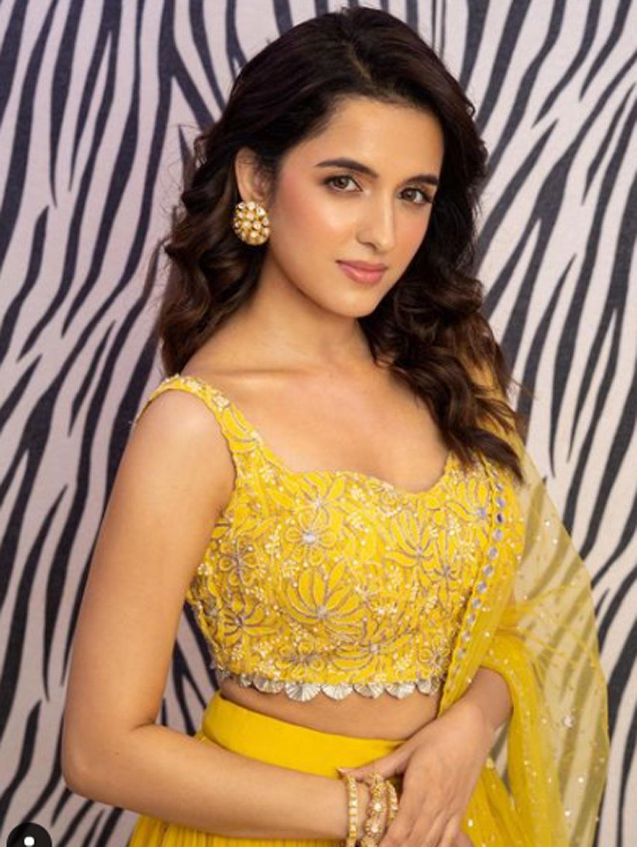 A golden, shimmery lehenga makes Shirley Setia look absolutely stunning and sensual. While she has already featured in the Netflix feature Maska, the Abhimanyu Dassani and Shilpa Shetty Kundra-starrer would be her first theatrical release