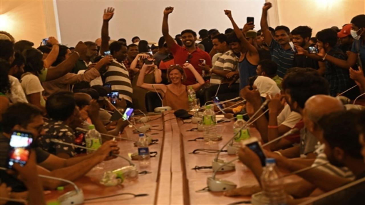 People crowd inside the Sri Lanka's presidential palace, in Colombo, a day after it was overrun by anti-government protestors