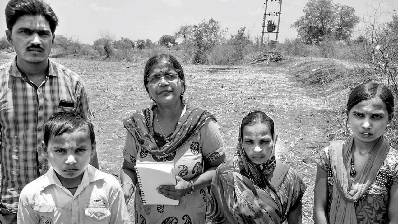 Madhu Kankaria’s new novel, Dhalti Sanjh Ka Suraj, tells the story of a Switzerland-returned Indian who is troubled by the urban-rural contrasts in India. The book is based on her interactions with farmers’ families in Jalna 