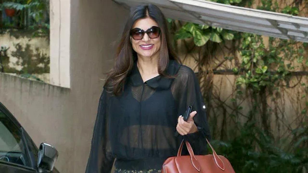 Sushmita Sen who has been making headlines after news of her dating Lalit Modi surfaced, hit back at trolls who have been attacking her and calling her a 'gold digger' over Instagram, on Sunday.
The actress penned a long post in response to trolls. She posted, 