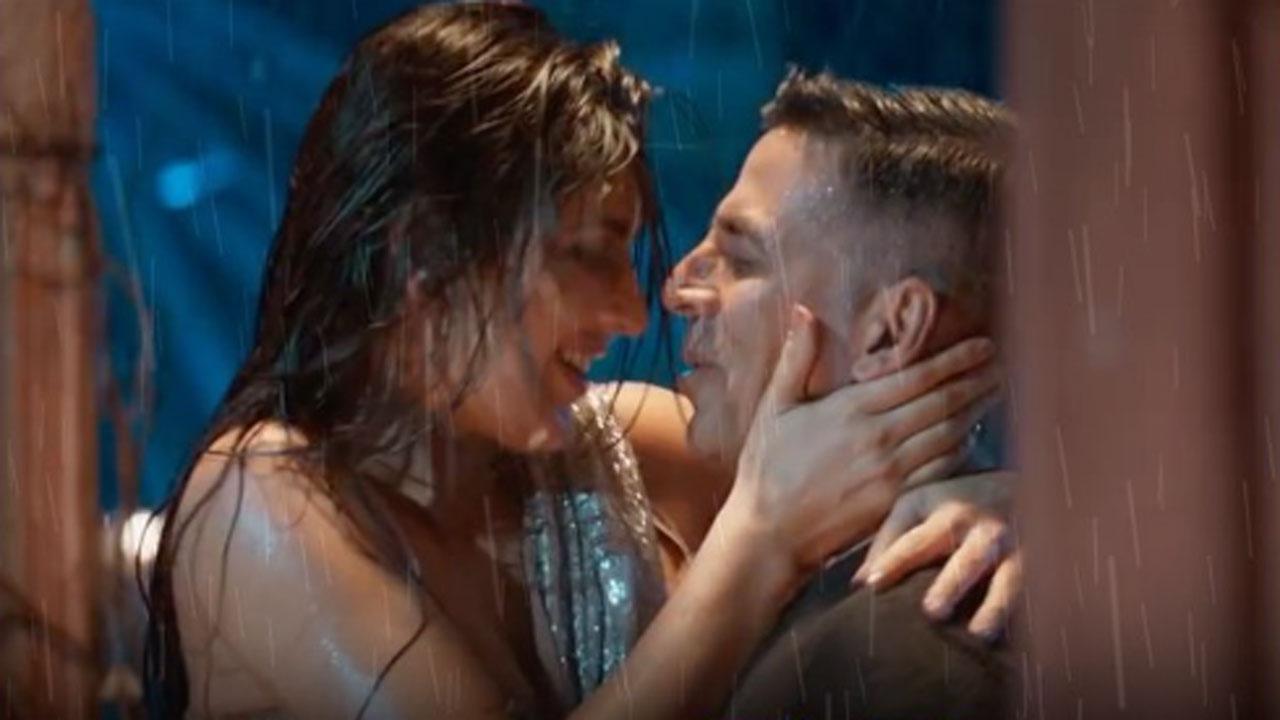 Tip Tip 2.0
27 years after Raveena Tandon set the celluloid burning despite dancing in the rain, it was time for version 2.0. Katrina Kaif took over in Sooryavanshi and Akshay Kumar was still the police officer in charge. Comparisons aside, the duo had a great time dancing, and looking smashing together