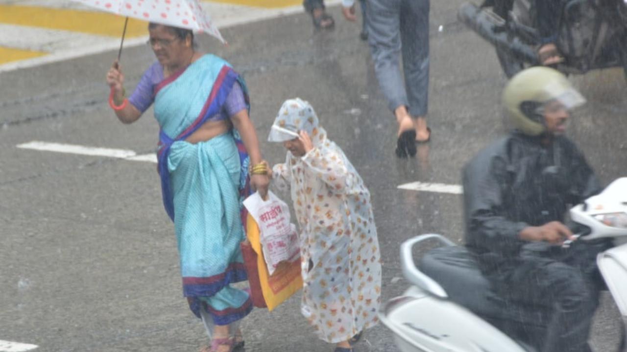 As predicted by the India Meteorological Department, Mumbai is likely to witness heavy rains. Pic/ Sayed Sameer Abedi