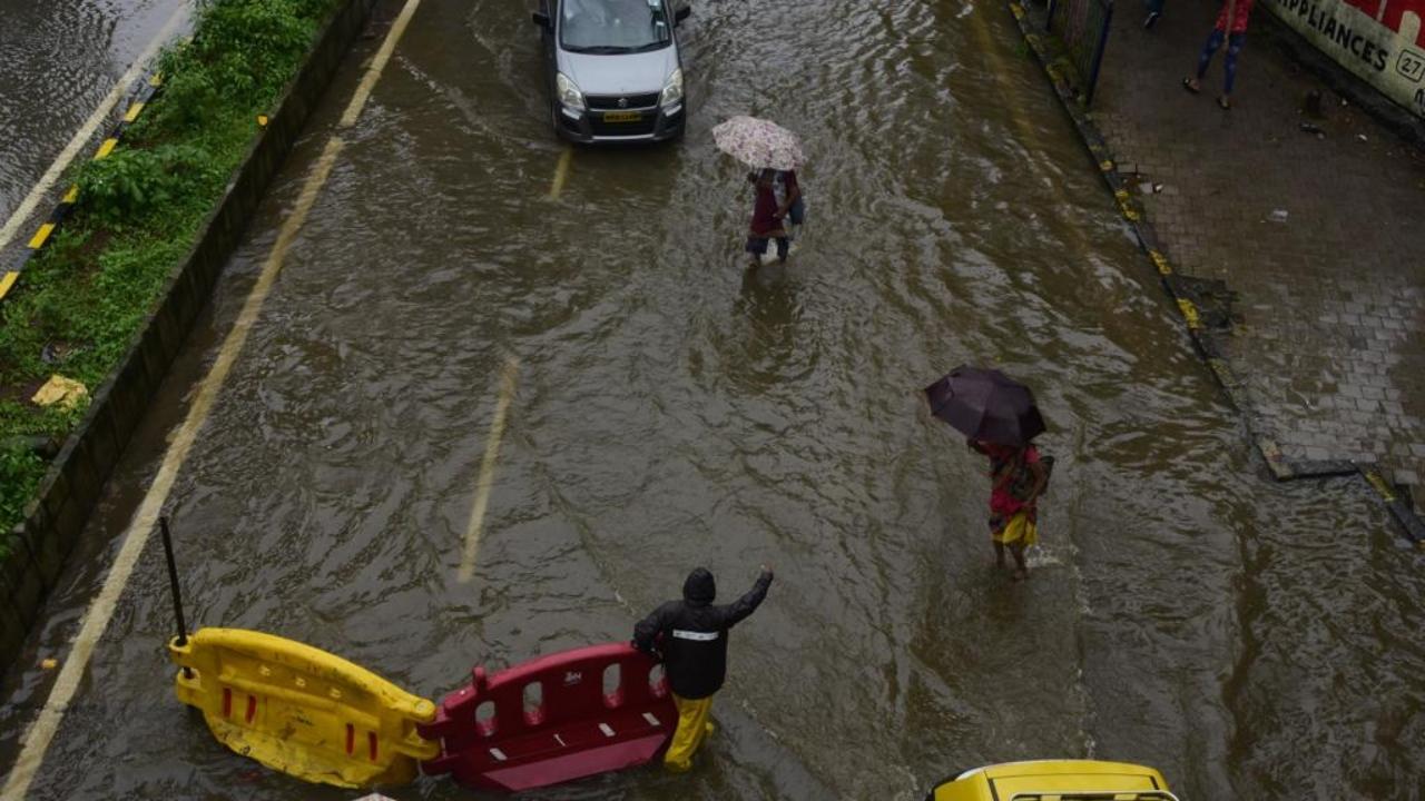 Heavy downpour led to waterlogging in Wadala on Wednesday. Pic/Atul Kamble