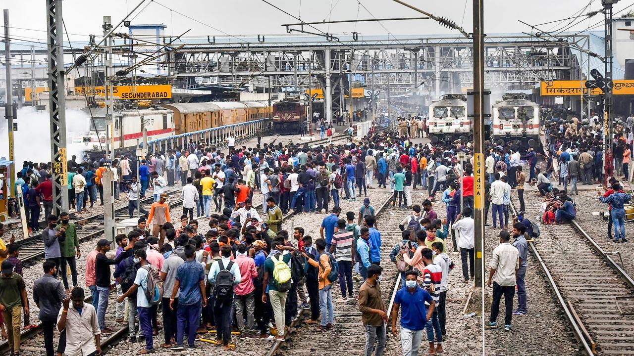 A mob vandalises trains and railway properties at the Secunderabad Railway Station in protest against the Central government’s ‘Agnipath’ scheme on Friday. Pic/ PTI