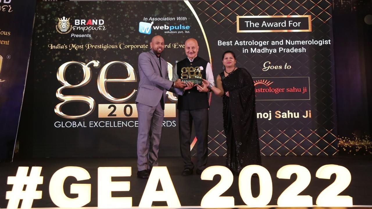 Best Astrologer and Numerologist award felicitated to Astrologer Sahu Ji by Anupam Kher at Global Excellence Award