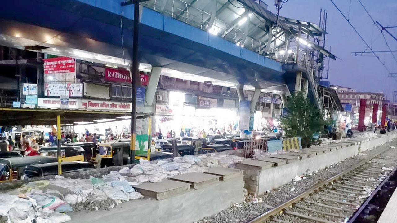 Central Railway Auto stand blocks station expansion at Badlapur