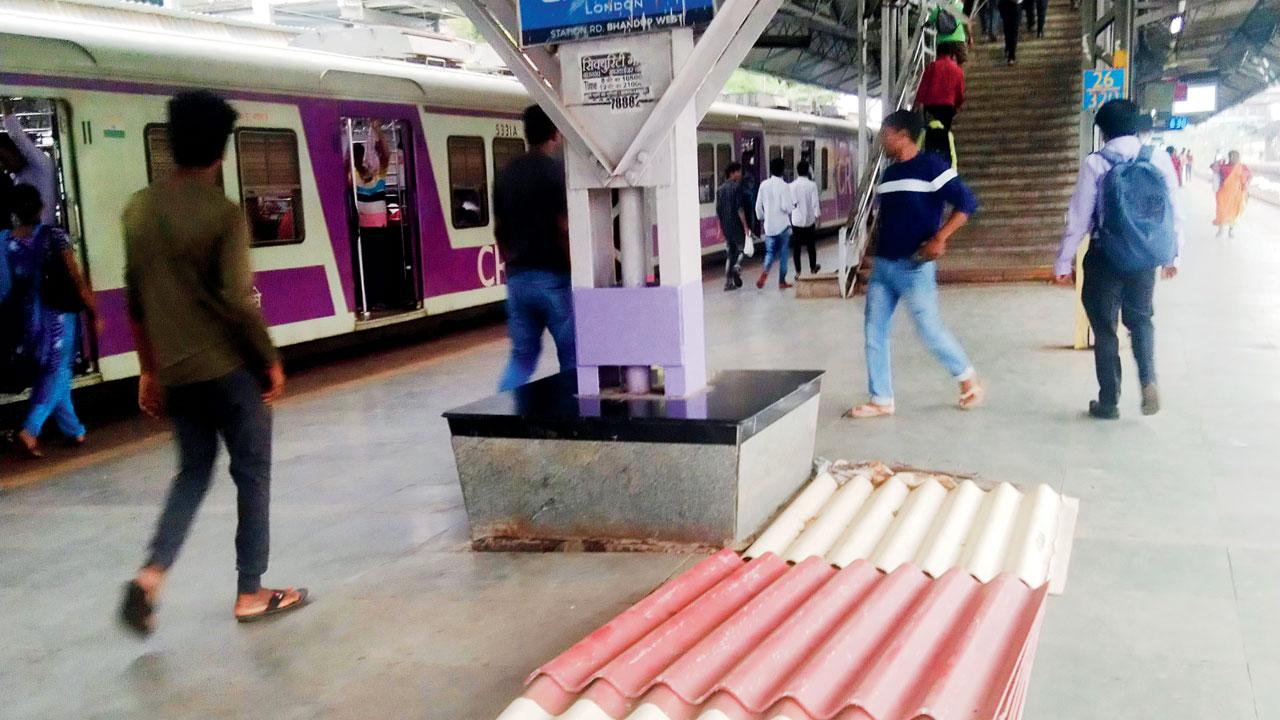 The work on placing the roof of the new two-way escalator on platform no. 1 at Bhandup station is in its last stages